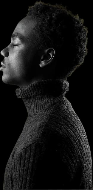 Retrato de perfil, em preto e branco